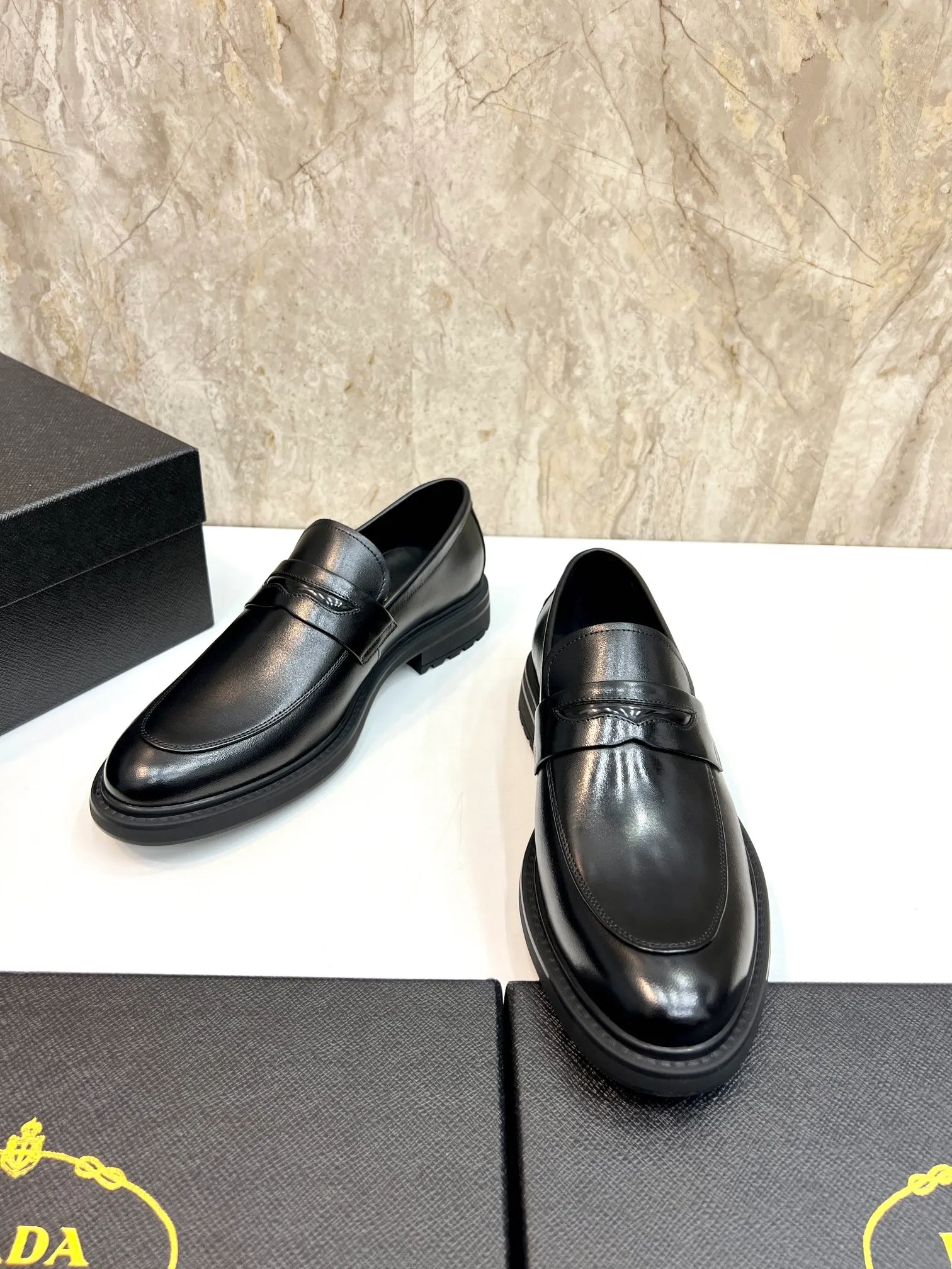 Original order quality: P580 Brand: PRADA (Prada) Standard code: Men's size 38/44 (45 can be customized) Grade: Same style as the official website High-quality men's shoes Material: Original cowhide Water-dyed cowhide lining Rubber outsole Style categories: Men's fashionable formal leather shoes Slip-on men's shoes series Young fashion European and American trends British style Top luxury Color: Actual picture
